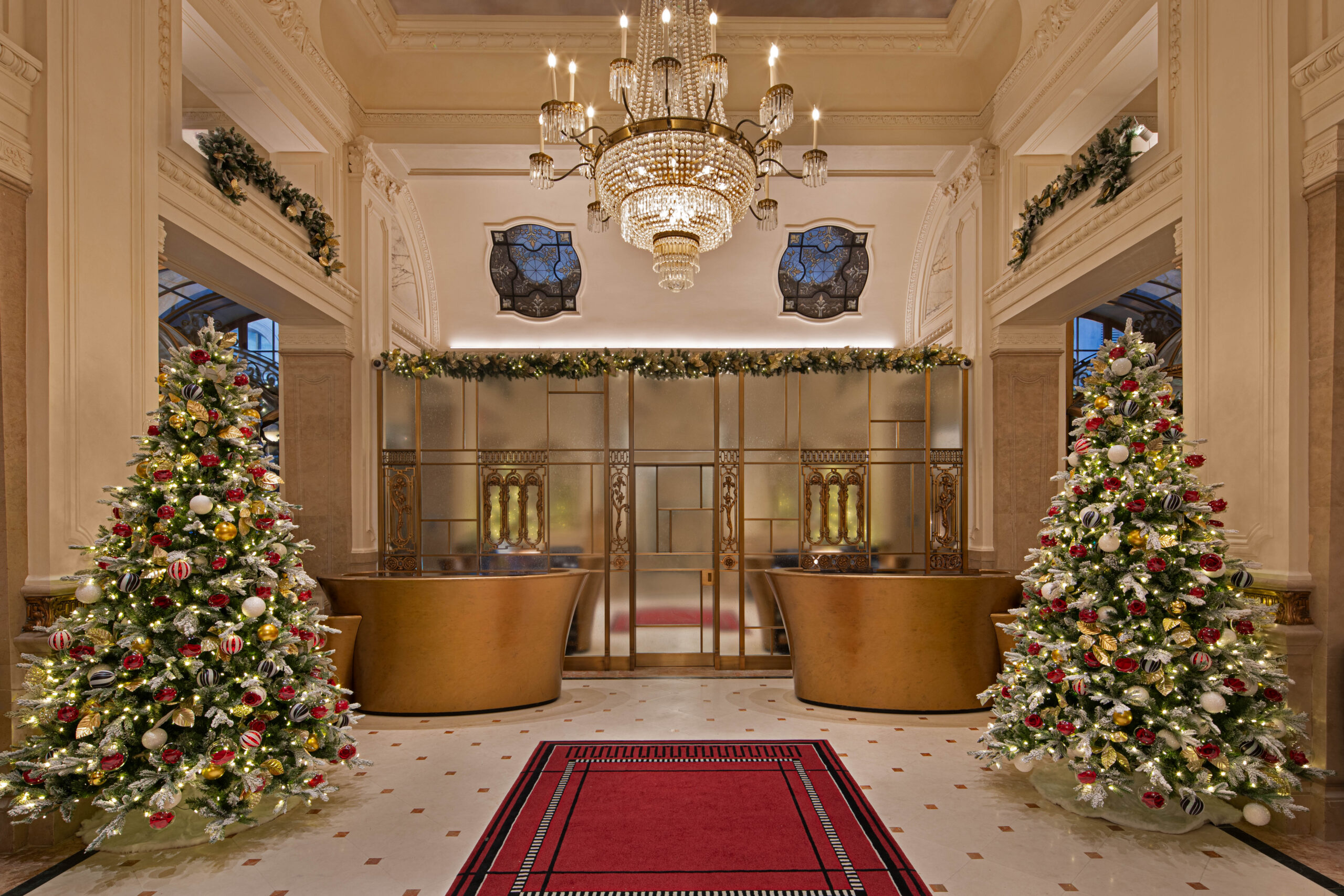 Deck the Halls, COZY Style: The Most Enchanting Hotel Christmas Trees Around the Globe